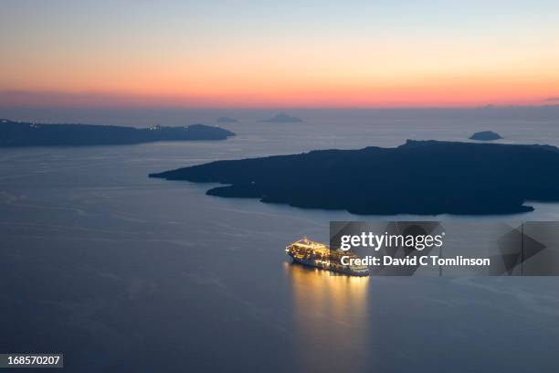 the caldera after sunset, fira, santorini, greece - cruise ship fotografías e imágenes de stock