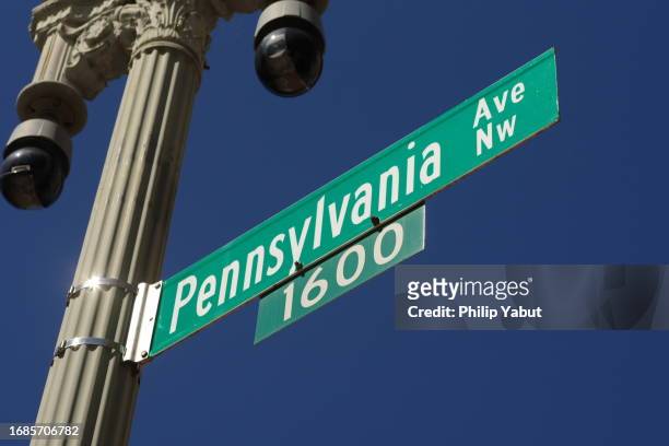1600 pennsylvania avenue nw sign - lafayette square washington dc stock pictures, royalty-free photos & images