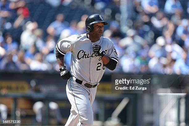Dewayne Wise of the Chicago White Sox runs to first after drawing a walk against the Kansas City Royals at Kauffman Stadium on May 6, 2013 in Kansas...