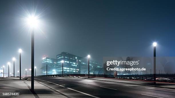 berlin central station at foggy night - berlin hauptbahnhof stock-fotos und bilder