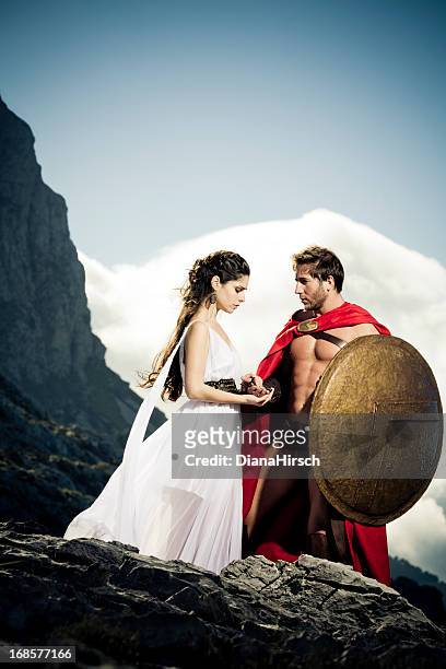 farewell between spartan queen and warrior - tunic bildbanksfoton och bilder