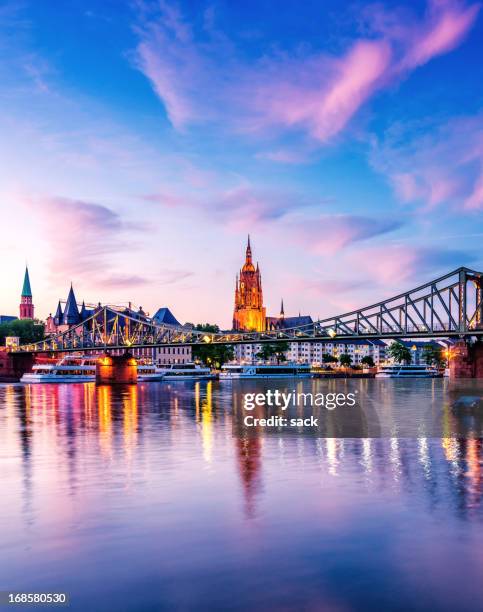 summer sunset over the cathedral (dom) of frankfurt am main - frankfurt am main stockfoto's en -beelden