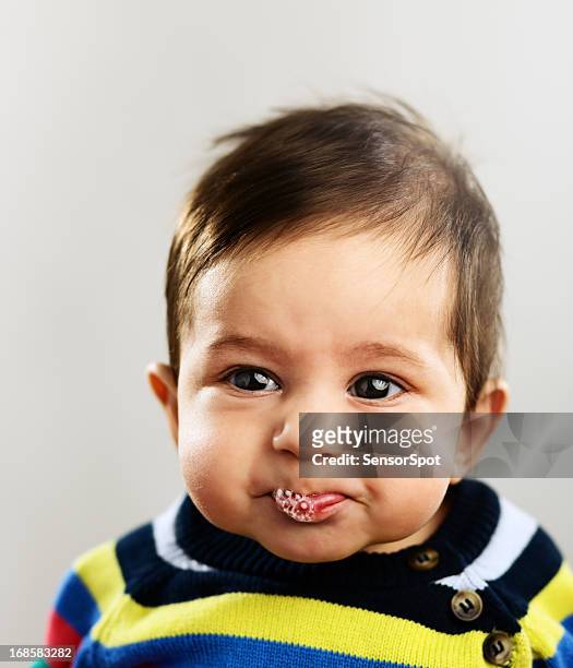 bambino malumore - saliva foto e immagini stock