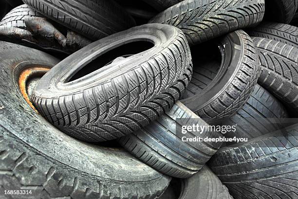 vieux utilisé des pneus de voiture - rubber photos et images de collection