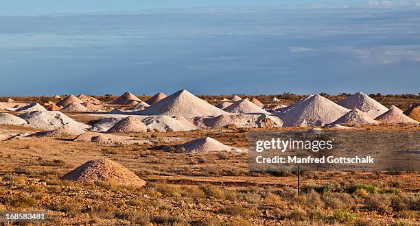 opal diggings near coober pedy - クーバーペディ ストックフォトと画像