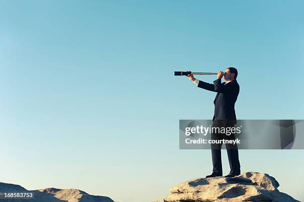 homme d'affaires à la recherche à l'avenir avec télescope - homme et longue vue photos et images de collection