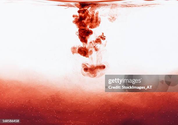 blut tropfen fallen in wasser - color explosion water stock-fotos und bilder