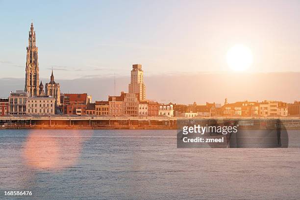 skyline von antwerpen – sonnenuntergang - provinz antwerpen belgien stock-fotos und bilder