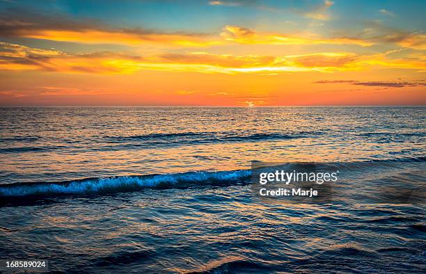 vivid ocean sunset - vibrant colors - golf van mexico stockfoto's en -beelden