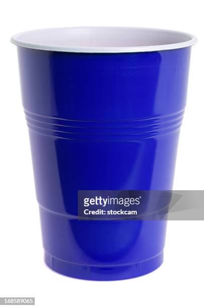 taza aislado de plástico azul sobre blanco - paper cup fotografías e imágenes de stock