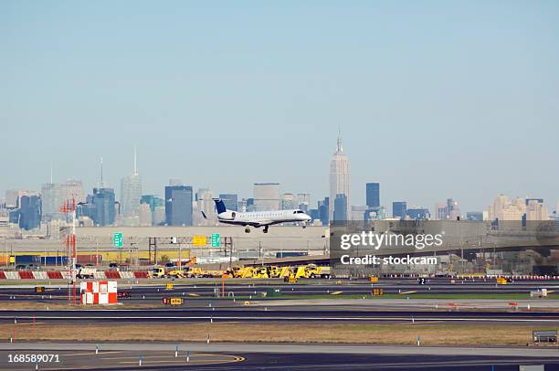 newark airport, new jersey, usa, with new york skyline - newark new jersey stockfoto's en -beelden