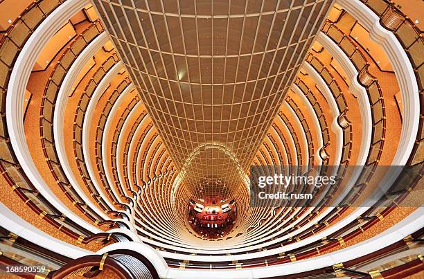 atrio, shanghai, china - torre jin mao fotografías e imágenes de stock