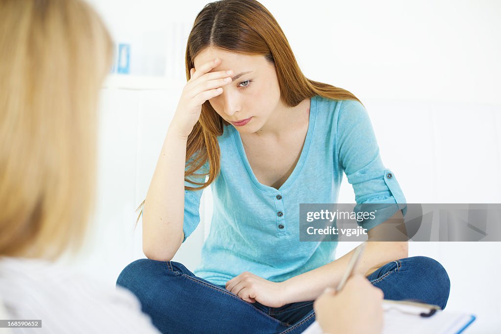 Menina adolescente a falar Psychiatrist.