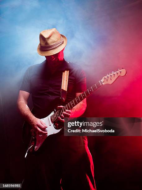 guitarrista - sombrero de fiesta fotografías e imágenes de stock