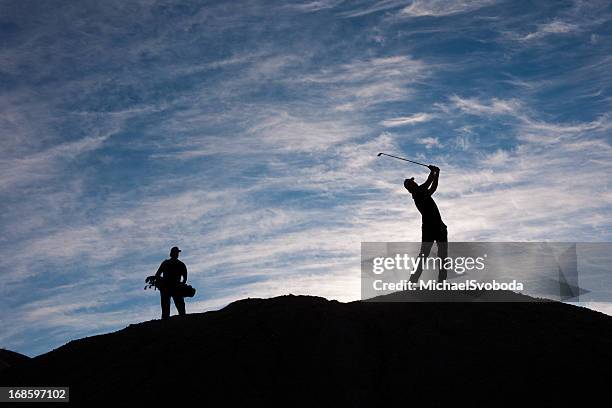 golfspieler und caddy-silhouette - golf caddy stock-fotos und bilder