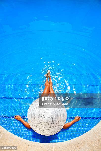 mulher relaxante em um lido - chapéu de marinheiro imagens e fotografias de stock