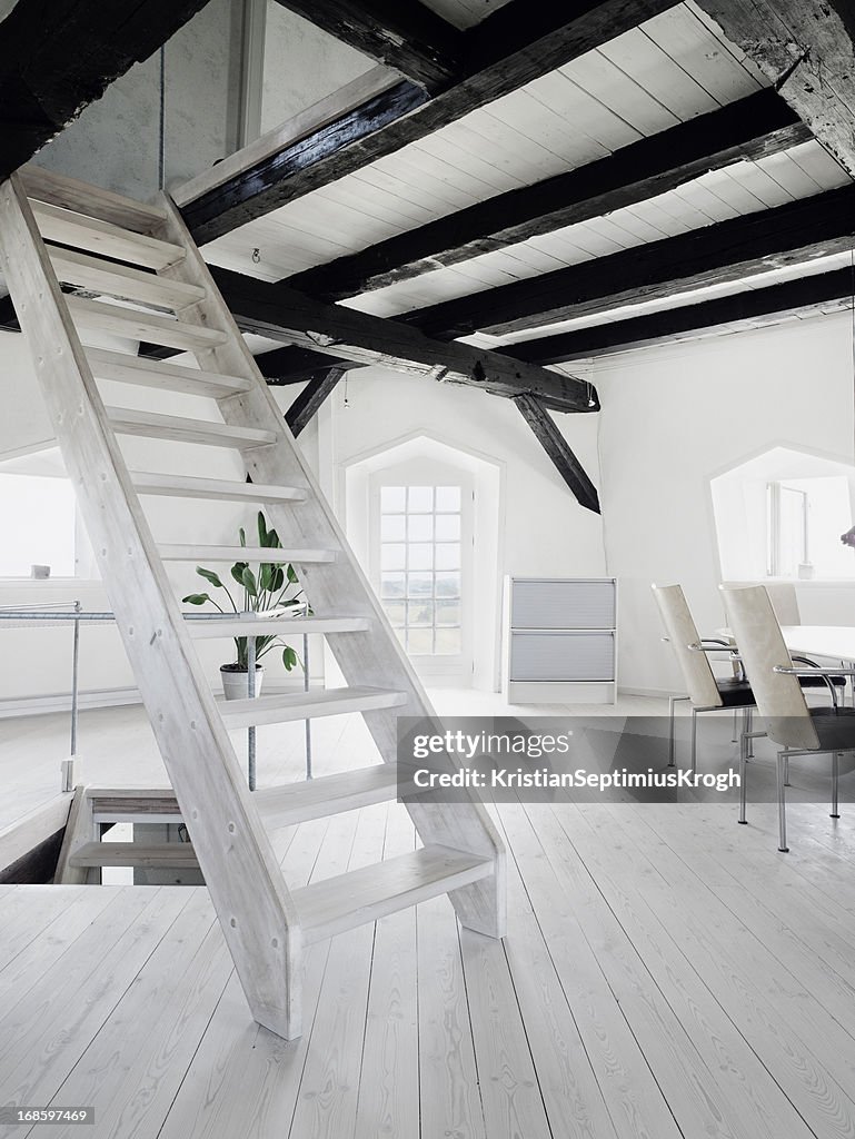 Hölzerne Treppe im loft des alten Windmühle