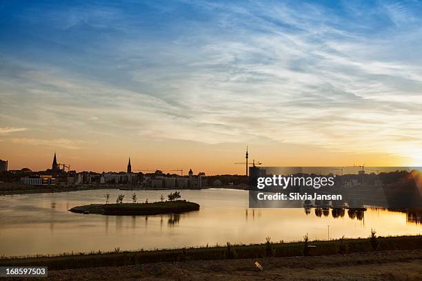 dortmund paesaggio urbano e il lago phoenix - dortmund città foto e immagini stock