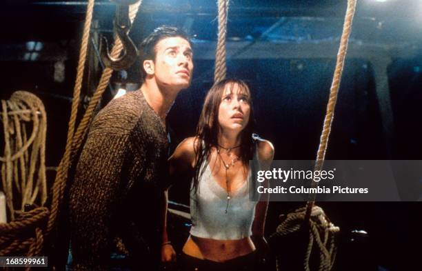 Freddie Prinze Jr and Jennifer Love Hewitt looking up in fear in a scene from the film 'I Still Know What You Did Last Summer', 1998.