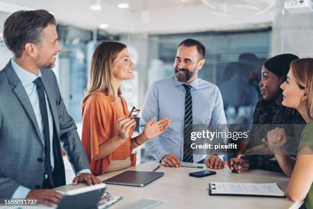 joven empresaria hablando durante la reunión en la oficina - business talk frase corta fotografías e imágenes de stock