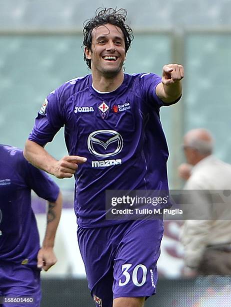 Luca Toni of Fiorentina celebrates after scoring the opening goal during the Serie A match between ACF Fiorentina and US Citta di Palermo at Stadio...