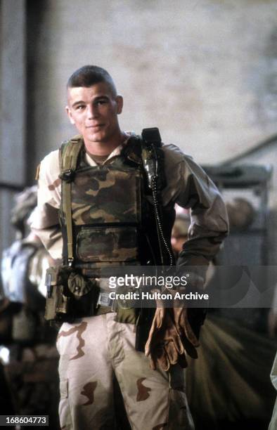 Josh Hartnett dressed in a combat uniform in a scene from the film 'Black Hawk Down', 2001.