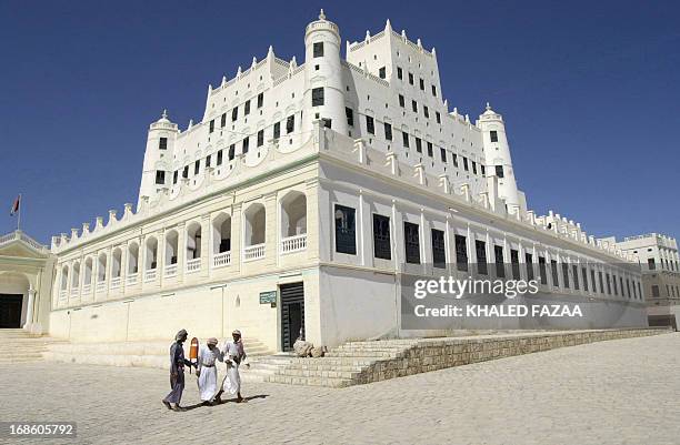 Tourists walk outside the al-Kuthairi historical palace in Sayun city, 650 kms east Sanaa, 24 November 2005. Two Swiss tourists seized by kidnappers...