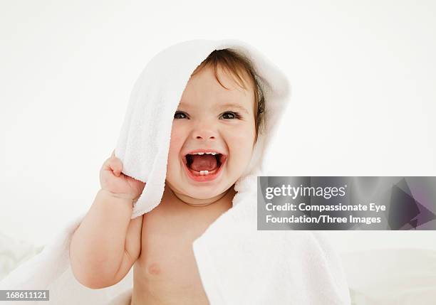 smiling baby wrapped in towel - bébé rire photos et images de collection