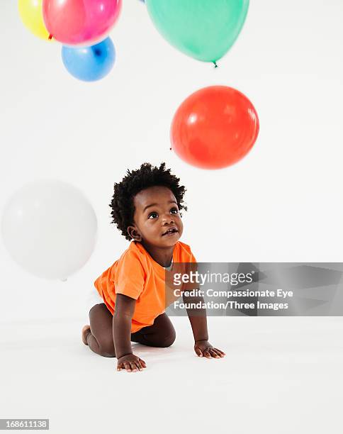 baby playing with balloons - bebês meninos - fotografias e filmes do acervo