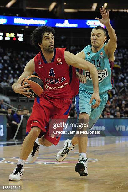 Milos Teodosic of CSKA Moscow tussles with Sarunas Jasikevicius of FC Barcelona Regal during the Turkish Airlines EuroLeague Final Four third place...