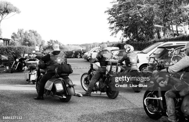 bikers and harley-davidson motorcycles. - harley davidson stock pictures, royalty-free photos & images