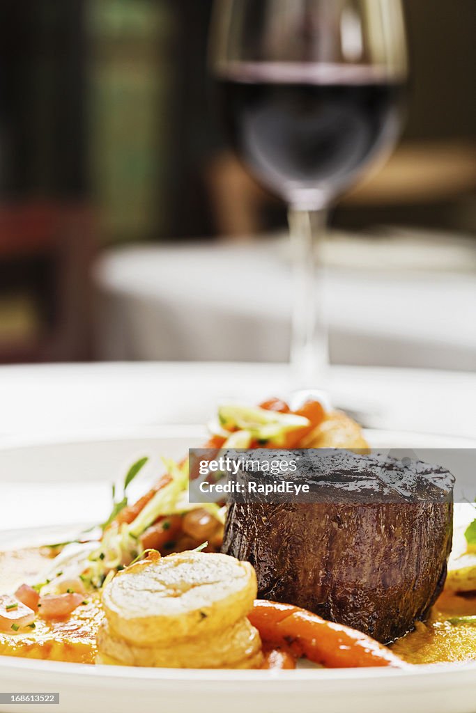 Grelhado Bife de Filete, produtos hortícolas, vinho tinto: Perfeito refeição no restaurante