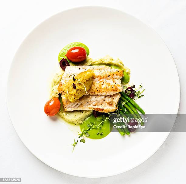 gegrillter fisch mit linse kartoffelpüree und gemüse von oben gesehen - gourmet stock-fotos und bilder