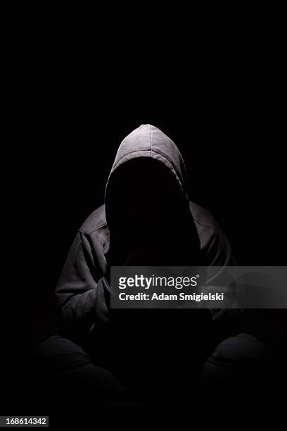 alone in the dark - uomo incappucciato foto e immagini stock