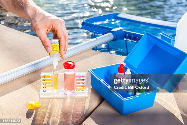 evaluación de la química de la piscina - sustancia química fotografías e imágenes de stock