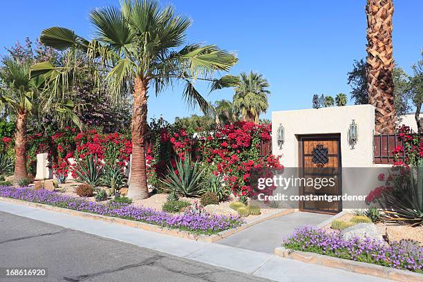 spektakuläre residential wüstenlandschaft - palm springs california stock-fotos und bilder