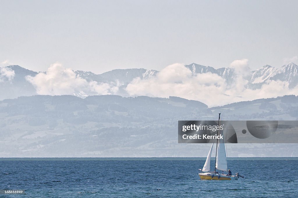 Blick auf Lake Constance zu den Alpen mit Schnee bedeckt