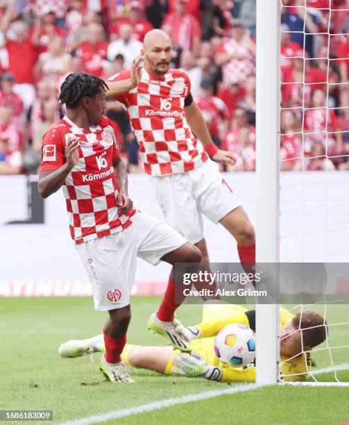 Leandro Barreiro Martins of Mainz scores the team's first goal past Alexander Nuebel of Stuttgart during the Bundesliga match between 1. FSV Mainz 05...