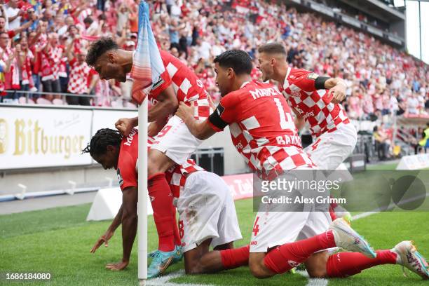 Leandro Barreiro Martins of Mainz celebrates the team's first goal with teammates during the Bundesliga match between 1. FSV Mainz 05 and VfB...