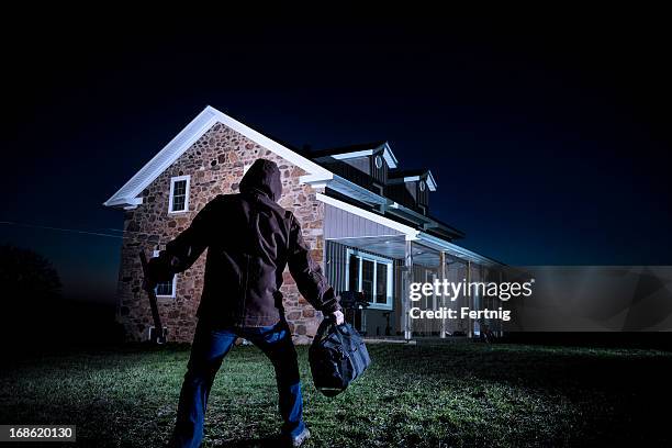 cambrioleur à l'extérieur d'une maison dans la nuit - cambrioleur photos et images de collection