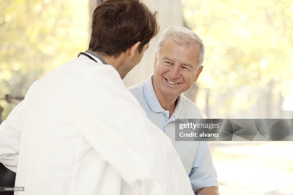 Medico, parlando con un paziente in ospedale