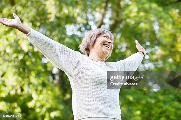 freude senior alter - old couple jumping stock-fotos und bilder