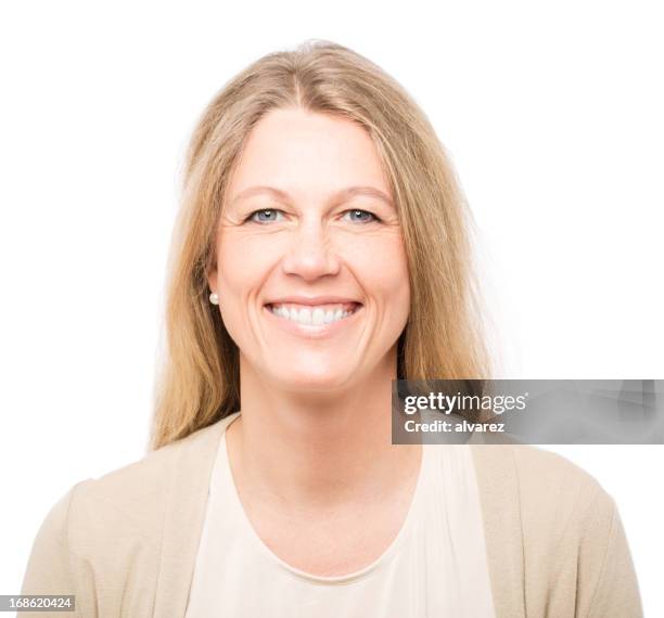 retrato de una mujer sonriente - europa occidental fotografías e imágenes de stock