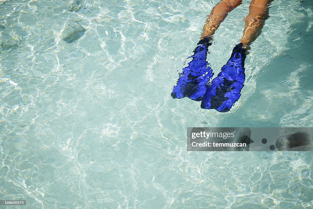 Una persona con flippers en submarino