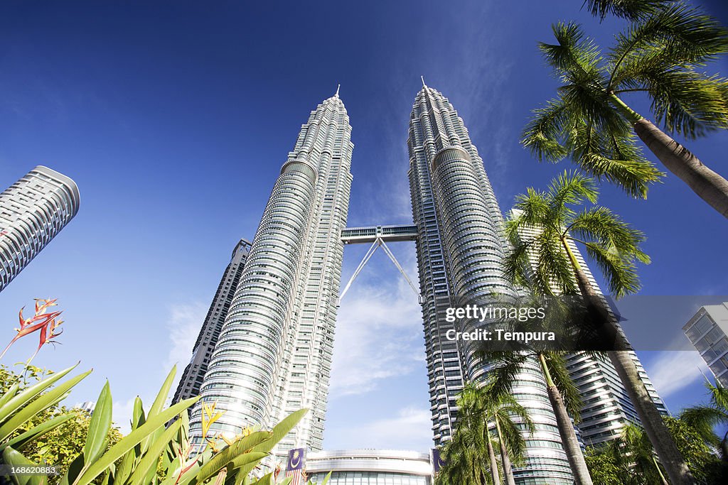 Kuala Lumpur das Petronas twin towers contra o céu azul