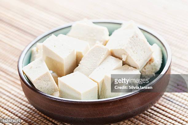 cubes of tofu - tofoe stockfoto's en -beelden