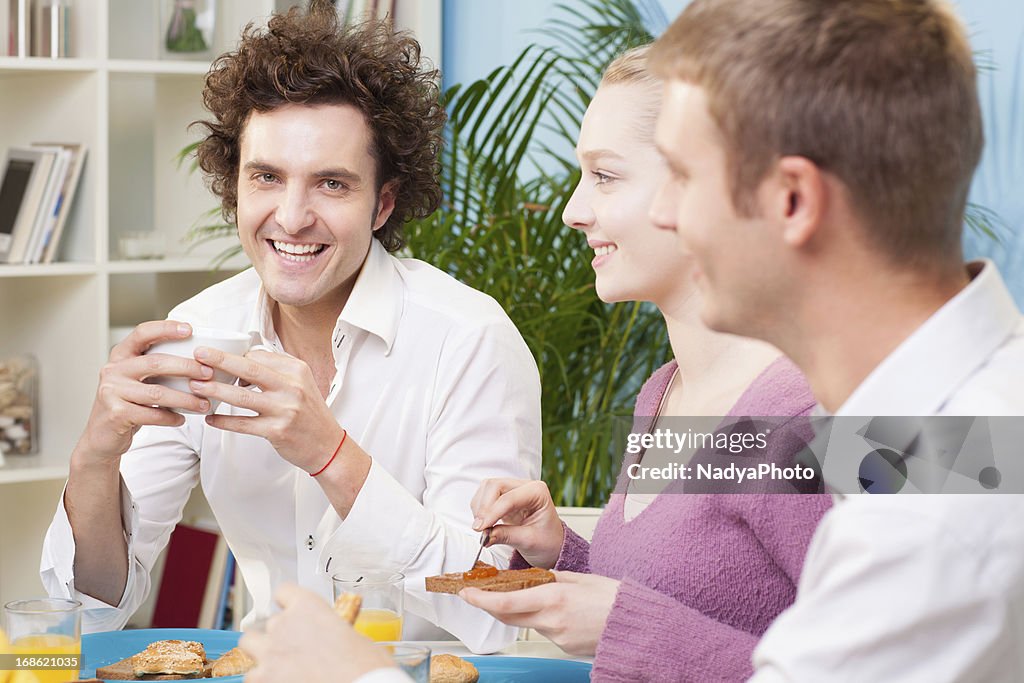 Amigos, tendo o pequeno-almoço