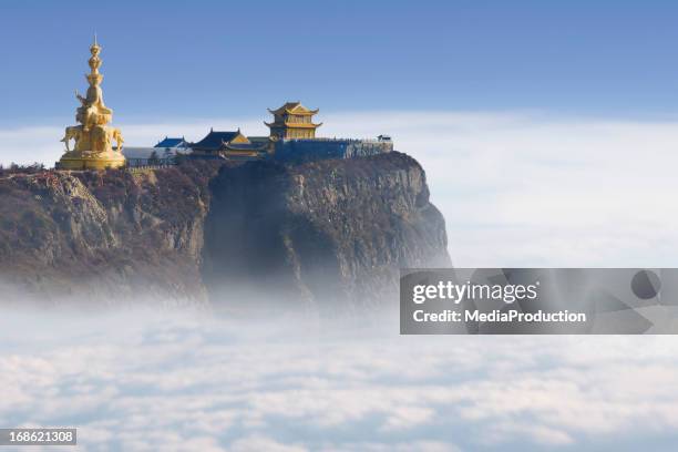 emeishan jinding temple at 3000m above sea level - emei shan stockfoto's en -beelden