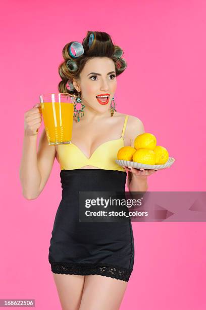 frau mit limonade - pin up stock-fotos und bilder