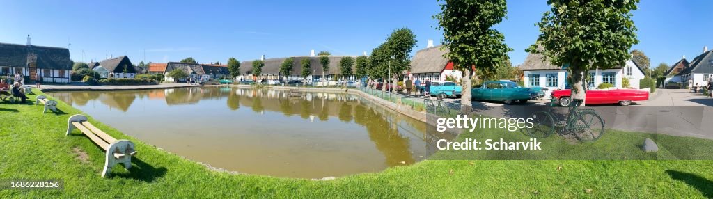 Cadillacs clásicos rodean el estanque del pueblo en Nordby en la isla de Samsø